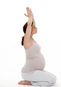 schwangere Frau beim Yoga